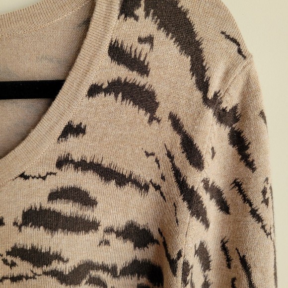 Lane Bryant Womens Cardigan Size 14/16 Animal Print Short Sleeves Four Buttons - Picture 4 of 6